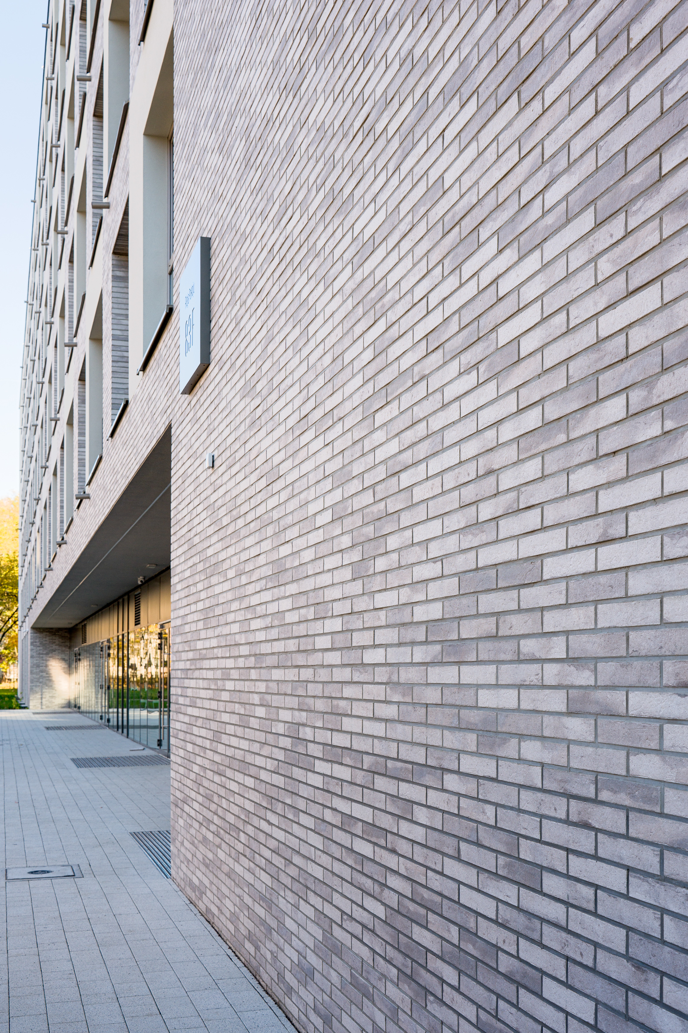 232405010014 Atal Aleja Pokoju Krakau PL Brick Loft Hellgrau 03