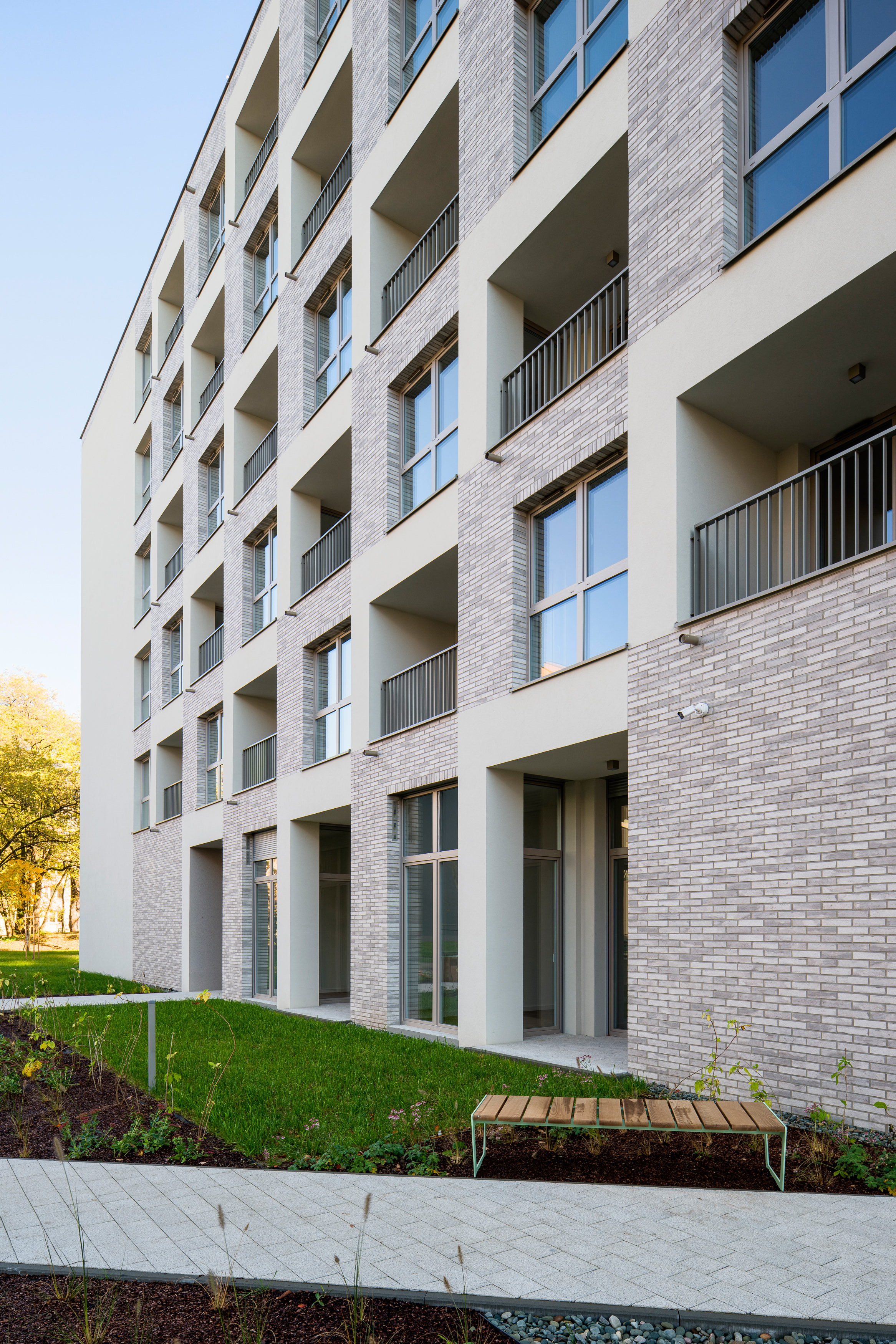 232405010014 Atal Aleja Pokoju Krakau PL Brick Loft Hellgrau 04