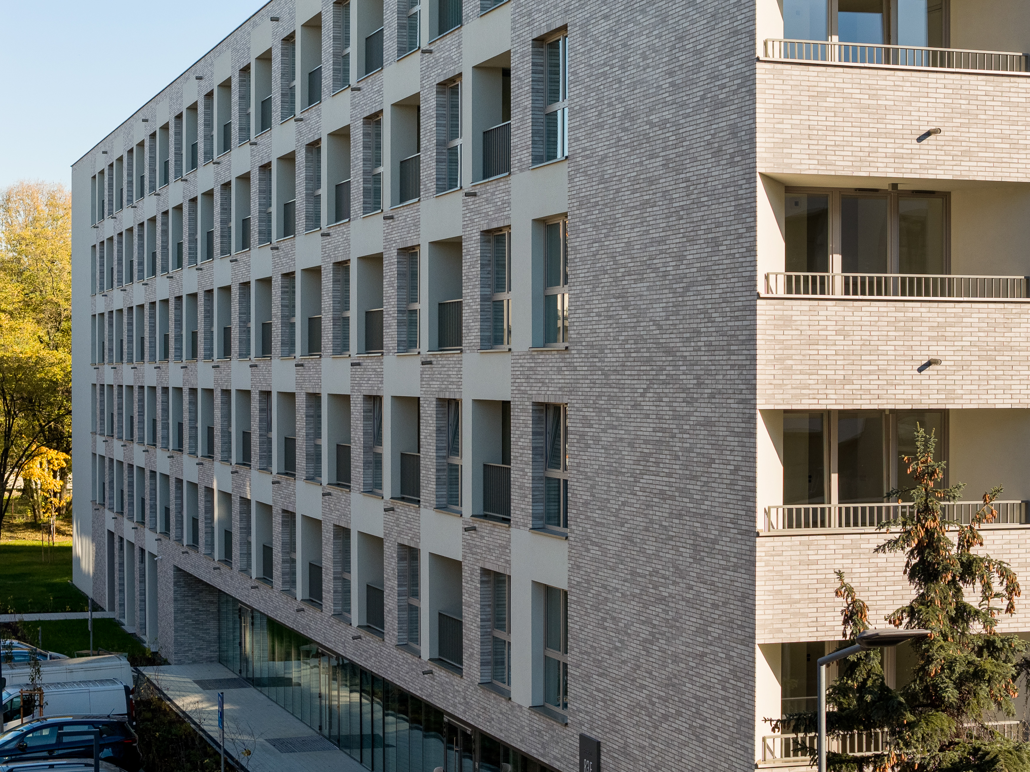 232405010014 Atal Aleja Pokoju Krakau PL Brick Loft Hellgrau 05