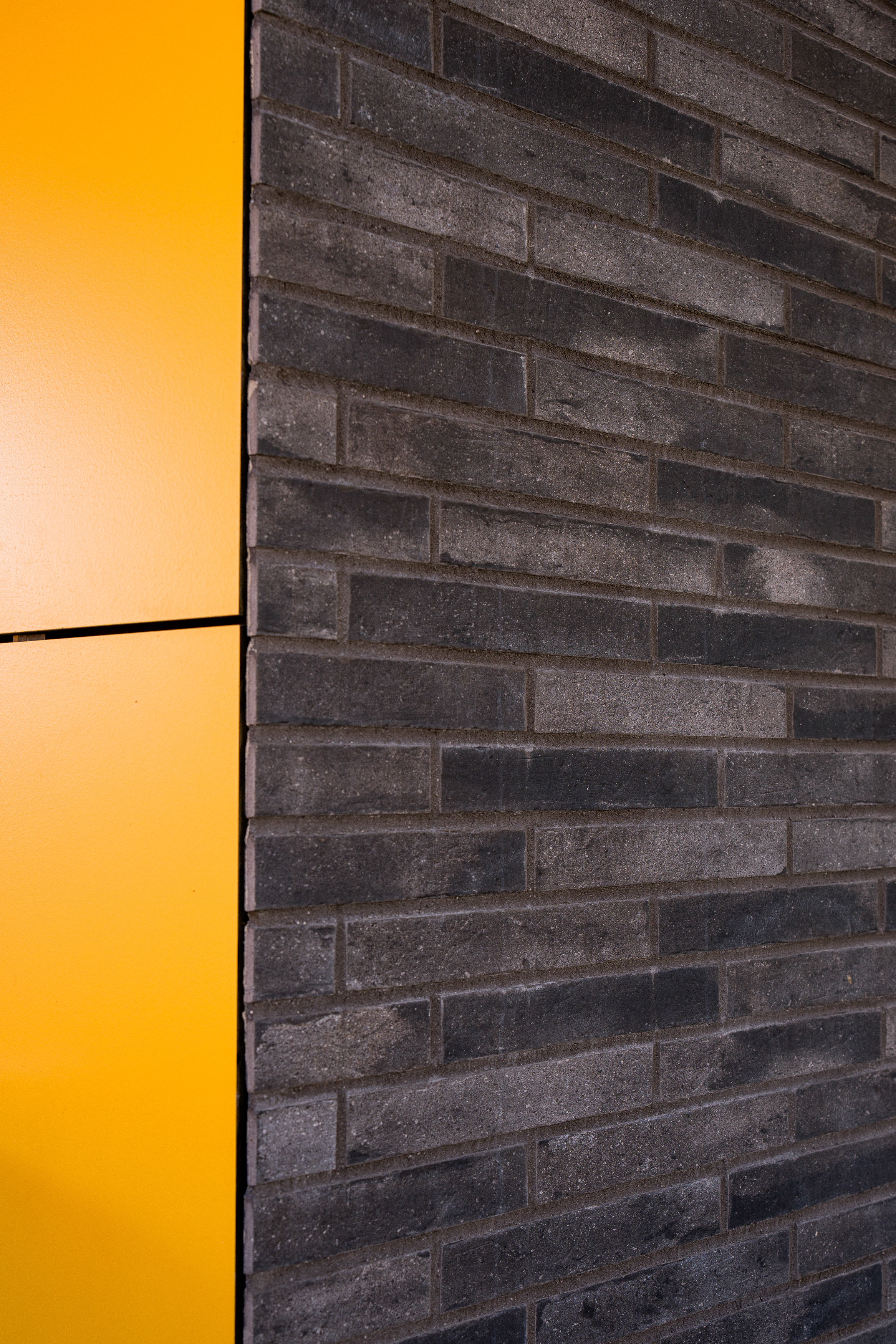 233605010011 Senatorska29 Lodz PL Brick Loft Anthrazit 02